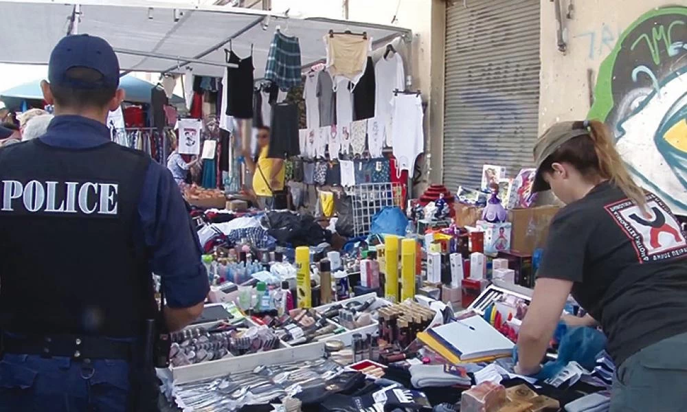 Οργιάζει το παρεμπόριο σε Αττική, Θεσσαλονίκη, Χαλκιδική και Πάρο